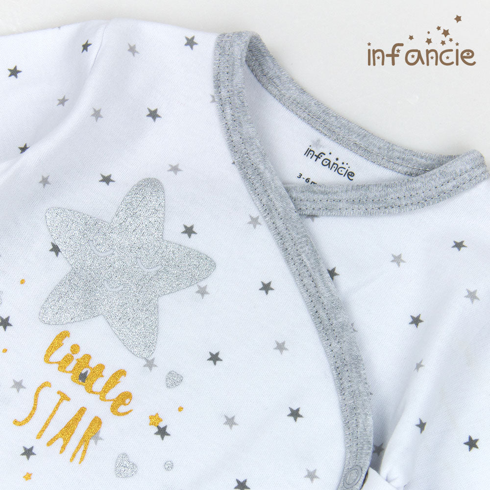 Baby outfit with star design and 'infância' branding on a white background